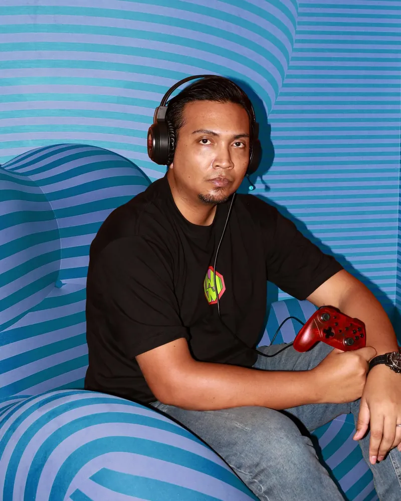 Hazim : Host